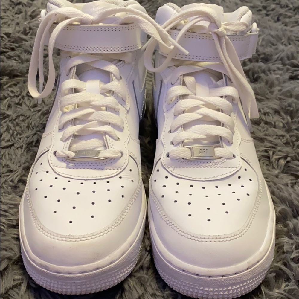 Selling High top Air Force 1